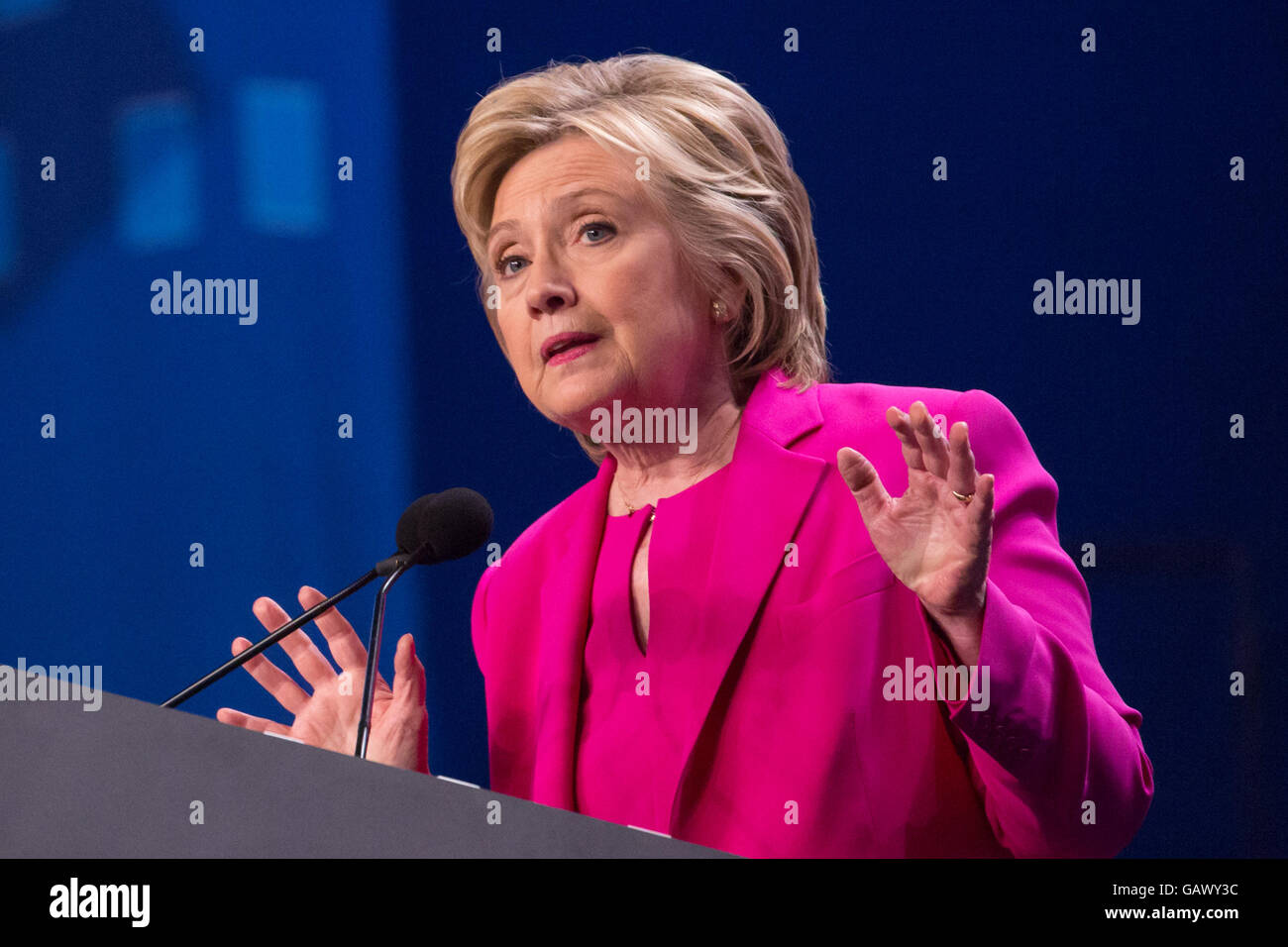 Washington DC, USA. 5. Juli 2016. Am Dienstag, 5. Juli, im Walter E. Washington Convention Center, Secretary Hillary Clinton, die mutmaßlichen demokratischen Präsidentschaftskandidaten gerichtet mehr als 7.500 Delegierten bei der National Education Association (NEA) 95. repräsentativen Versammlung (RA). Im Oktober empfohlen NEA Pädagogen Außenministerin Clinton in die demokratischen Primary. Bildnachweis: Cheriss Mai / Alamy Live News Stockfoto