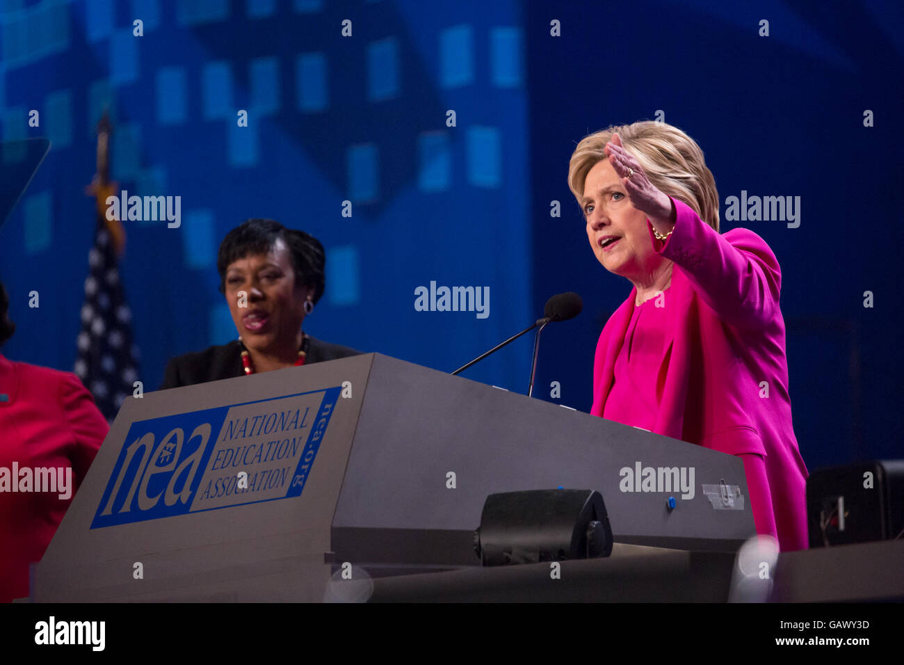 Washington DC, USA. 5. Juli 2016. Am Dienstag, 5. Juli, im Walter E. Washington Convention Center, Secretary Hillary Clinton, die mutmaßlichen demokratischen Präsidentschaftskandidaten gerichtet mehr als 7.500 Delegierten bei der National Education Association (NEA) 95. repräsentativen Versammlung (RA). Im Oktober empfohlen NEA Pädagogen Außenministerin Clinton in die demokratischen Primary. Bildnachweis: Cheriss Mai / Alamy Live News Stockfoto