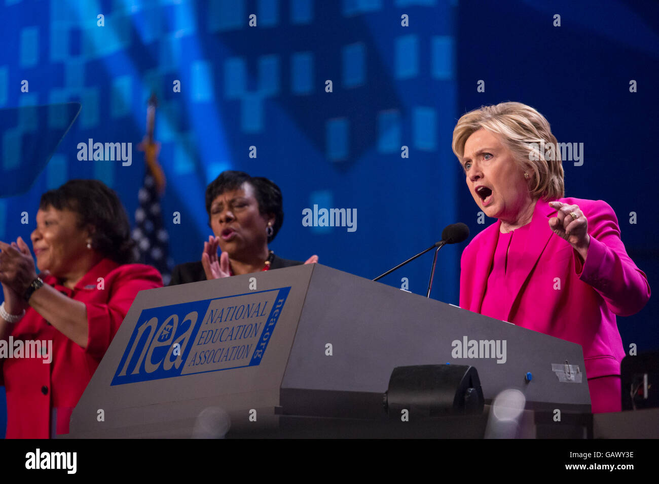 Washington DC, USA. 5. Juli 2016. Am Dienstag, 5. Juli, im Walter E. Washington Convention Center, Secretary Hillary Clinton, die mutmaßlichen demokratischen Präsidentschaftskandidaten gerichtet mehr als 7.500 Delegierten bei der National Education Association (NEA) 95. repräsentativen Versammlung (RA). Im Oktober empfohlen NEA Pädagogen Außenministerin Clinton in die demokratischen Primary. Bildnachweis: Cheriss Mai / Alamy Live News Stockfoto