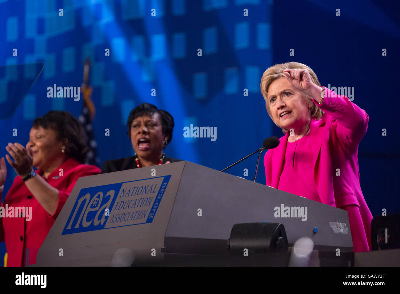 Washington DC, USA. 5. Juli 2016. Am Dienstag, 5. Juli, im Walter E. Washington Convention Center, Secretary Hillary Clinton, die mutmaßlichen demokratischen Präsidentschaftskandidaten gerichtet mehr als 7.500 Delegierten bei der National Education Association (NEA) 95. repräsentativen Versammlung (RA). Im Oktober empfohlen NEA Pädagogen Außenministerin Clinton in die demokratischen Primary. Bildnachweis: Cheriss Mai / Alamy Live News Stockfoto