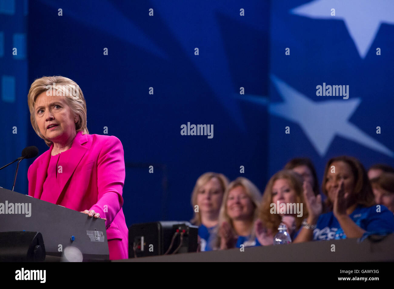 Washington DC, USA. 5. Juli 2016. Am Dienstag, 5. Juli, im Walter E. Washington Convention Center, Secretary Hillary Clinton, die mutmaßlichen demokratischen Präsidentschaftskandidaten gerichtet mehr als 7.500 Delegierten bei der National Education Association (NEA) 95. repräsentativen Versammlung (RA). Im Oktober empfohlen NEA Pädagogen Außenministerin Clinton in die demokratischen Primary. Bildnachweis: Cheriss Mai / Alamy Live News Stockfoto