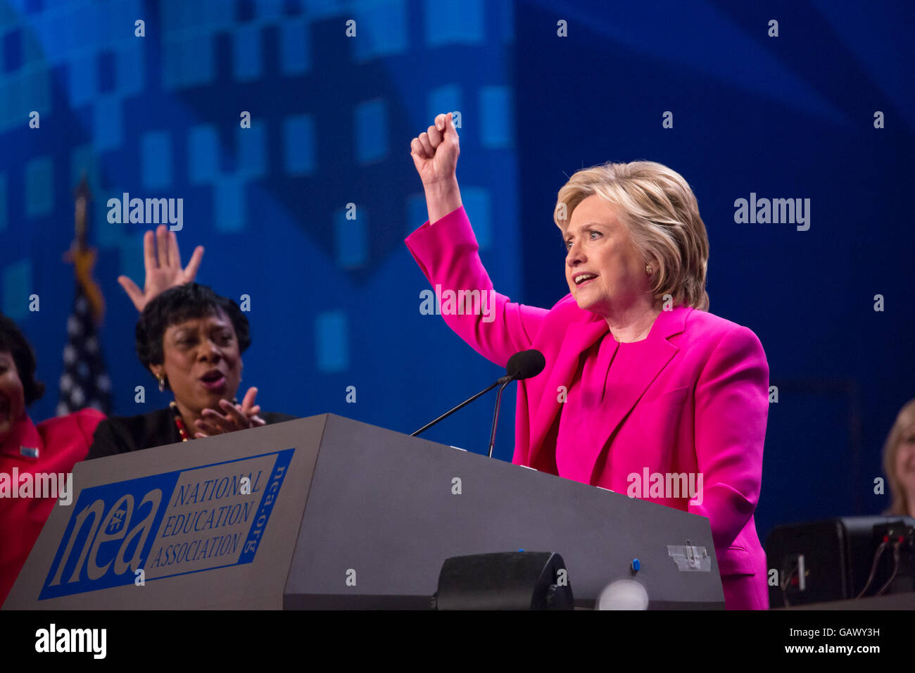 Washington DC, USA. 5. Juli 2016. Am Dienstag, 5. Juli, im Walter E. Washington Convention Center, Secretary Hillary Clinton, die mutmaßlichen demokratischen Präsidentschaftskandidaten gerichtet mehr als 7.500 Delegierten bei der National Education Association (NEA) 95. repräsentativen Versammlung (RA). Im Oktober empfohlen NEA Pädagogen Außenministerin Clinton in die demokratischen Primary. Bildnachweis: Cheriss Mai / Alamy Live News Stockfoto