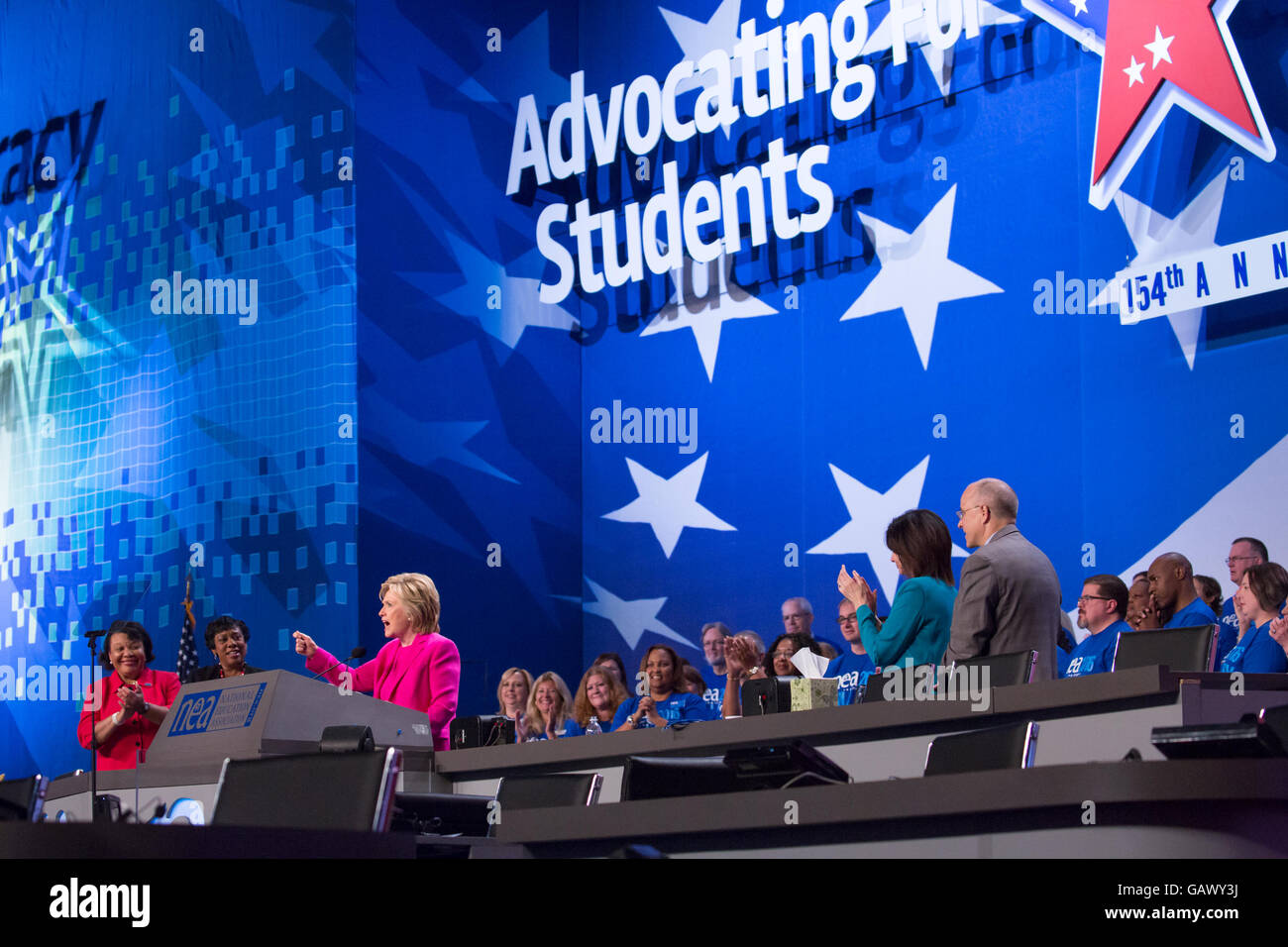 Washington DC, USA. 5. Juli 2016. Am Dienstag, 5. Juli, im Walter E. Washington Convention Center, Secretary Hillary Clinton, die mutmaßlichen demokratischen Präsidentschaftskandidaten gerichtet mehr als 7.500 Delegierten bei der National Education Association (NEA) 95. repräsentativen Versammlung (RA). Im Oktober empfohlen NEA Pädagogen Außenministerin Clinton in die demokratischen Primary. Bildnachweis: Cheriss Mai / Alamy Live News Stockfoto