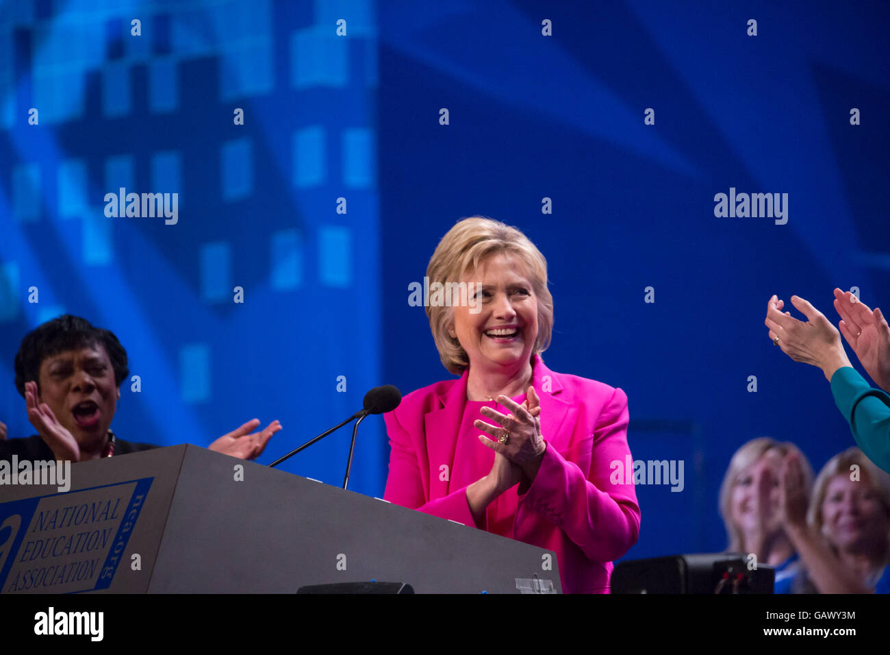 Washington DC, USA. 5. Juli 2016. Am Dienstag, 5. Juli, im Walter E. Washington Convention Center, Secretary Hillary Clinton, die mutmaßlichen demokratischen Präsidentschaftskandidaten gerichtet mehr als 7.500 Delegierten bei der National Education Association (NEA) 95. repräsentativen Versammlung (RA). Im Oktober empfohlen NEA Pädagogen Außenministerin Clinton in die demokratischen Primary. Bildnachweis: Cheriss Mai / Alamy Live News Stockfoto