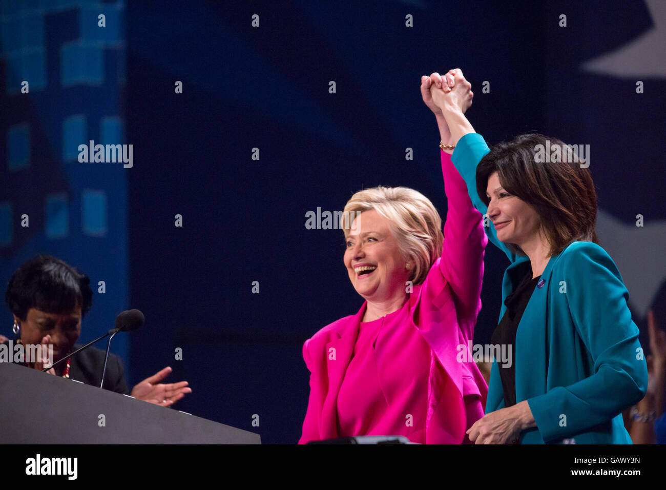 Washington DC, USA. 5. Juli 2016. Am Dienstag, 5. Juli, im Walter E. Washington Convention Center, Lily Eskelsen García hält Secretary Hillary Clinton, die mutmaßlichen demokratischen Präsidentschaftskandidaten in ein Zeichen des Sieges, als sie ihre Adresse mehr als 7.500 Delegierten auf der National Education Association (NEA) fertig 95. repräsentativen Versammlung (RA). Im Oktober empfohlen NEA Pädagogen Außenministerin Clinton in die demokratischen Primary. Bildnachweis: Cheriss Mai / Alamy Live News Stockfoto