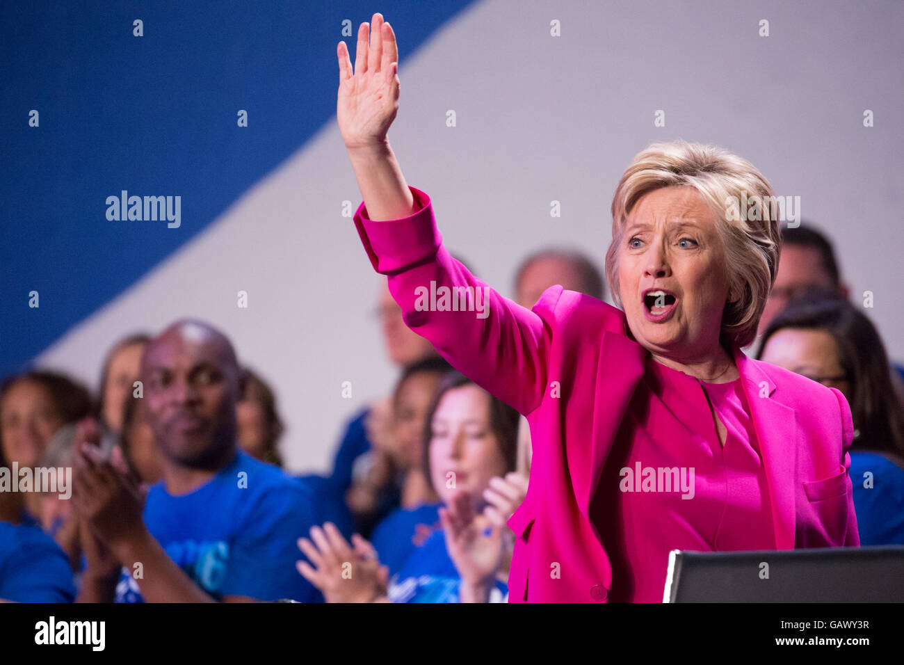 Washington DC, USA. 5. Juli 2016. Am Dienstag, 5. Juli, im Walter E. Washington Convention Center, Secretary Hillary Clinton, die mutmaßlichen demokratischen Präsidentschaftskandidaten, verlässt die Bühne nach der Adressierung von mehr als 7.500 Delegierten bei der National Education Association (NEA) 95. repräsentativen Versammlung (RA). Im Oktober empfohlen NEA Pädagogen Außenministerin Clinton in die demokratischen Primary. Bildnachweis: Cheriss Mai / Alamy Live News Stockfoto