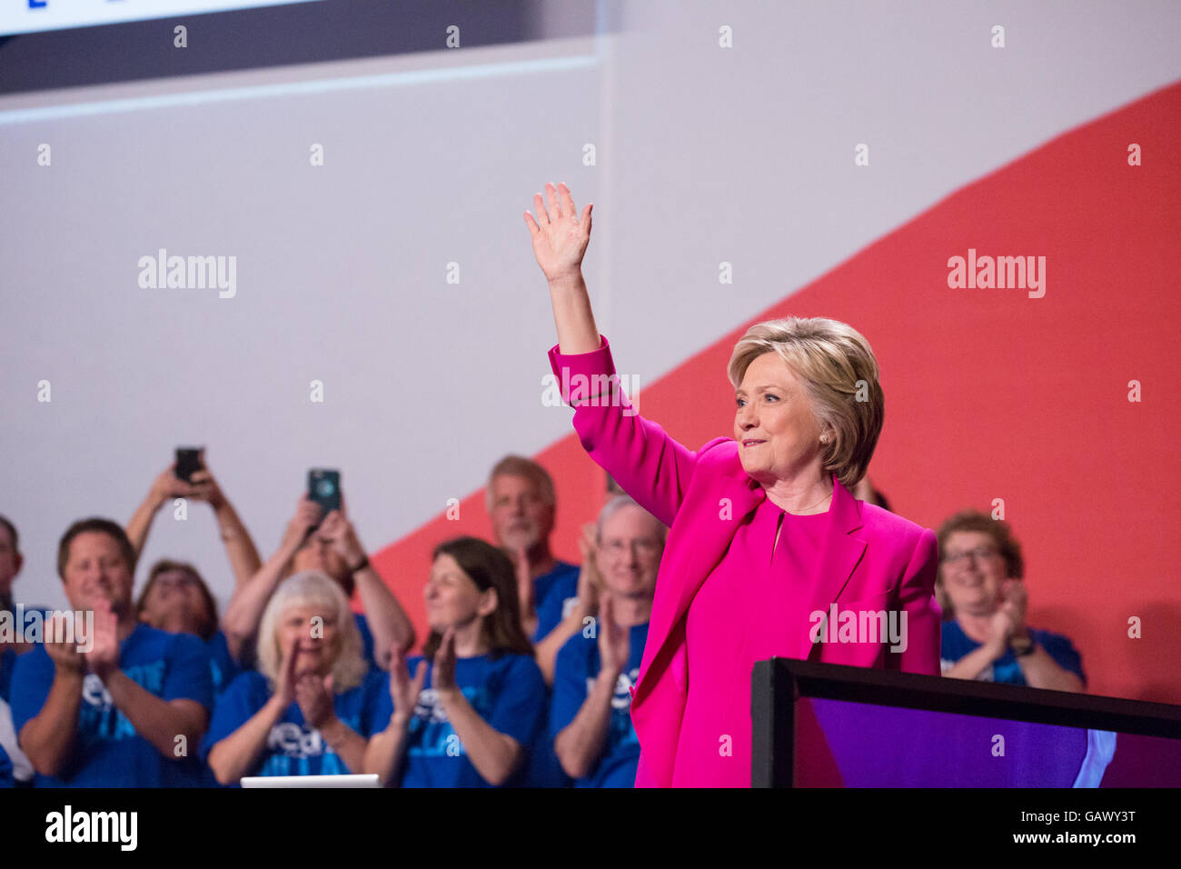 Washington DC, USA. 5. Juli 2016. Am Dienstag, 5. Juli, im Walter E. Washington Convention Center, Secretary Hillary Clinton, die mutmaßlichen demokratischen Präsidentschaftskandidaten, verlässt die Bühne nach der Adressierung von mehr als 7.500 Delegierten bei der National Education Association (NEA) 95. repräsentativen Versammlung (RA). Im Oktober empfohlen NEA Pädagogen Außenministerin Clinton in die demokratischen Primary. Bildnachweis: Cheriss Mai / Alamy Live News Stockfoto