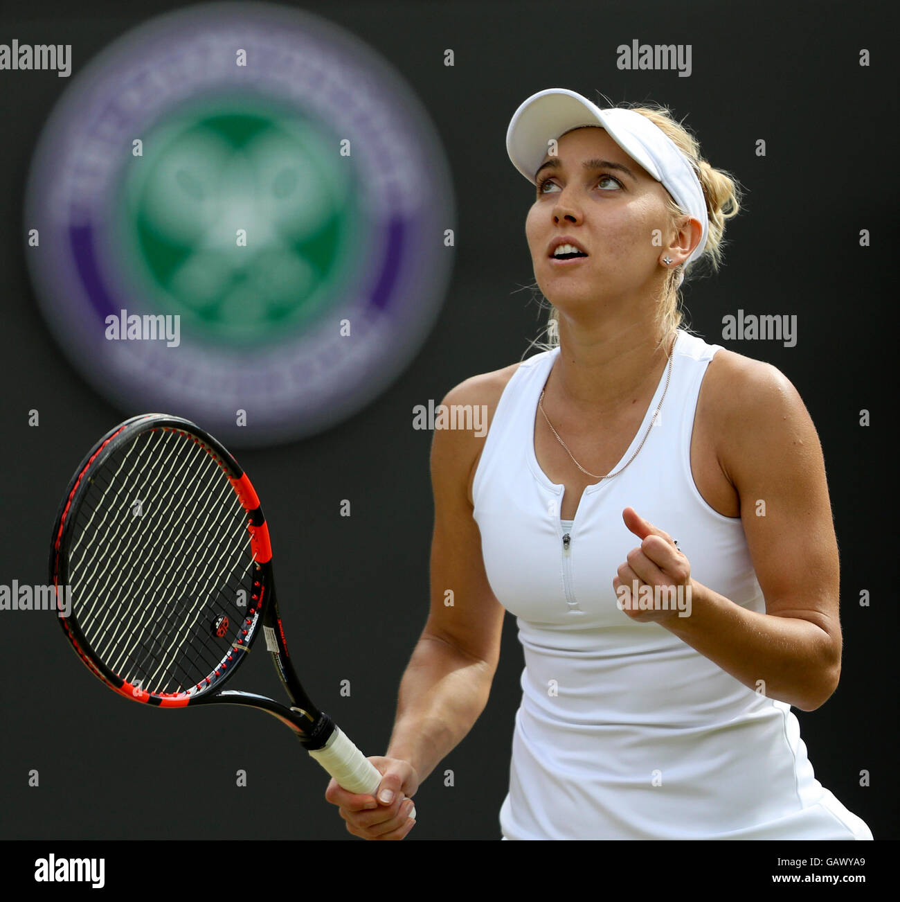 London, UK. 5. Juli 2016. Elena Vesnina Russlands reagiert nach dem Gewinn der Frauen Viertelfinale gegen Dominika Cibulkova der Slowakei am 8. Tag bei den Meisterschaften Wimbledon 2016 in London, Großbritannien am 5. Juli 2016 Einzel. Bildnachweis: Ye Pingfan/Xinhua/Alamy Live-Nachrichten Stockfoto