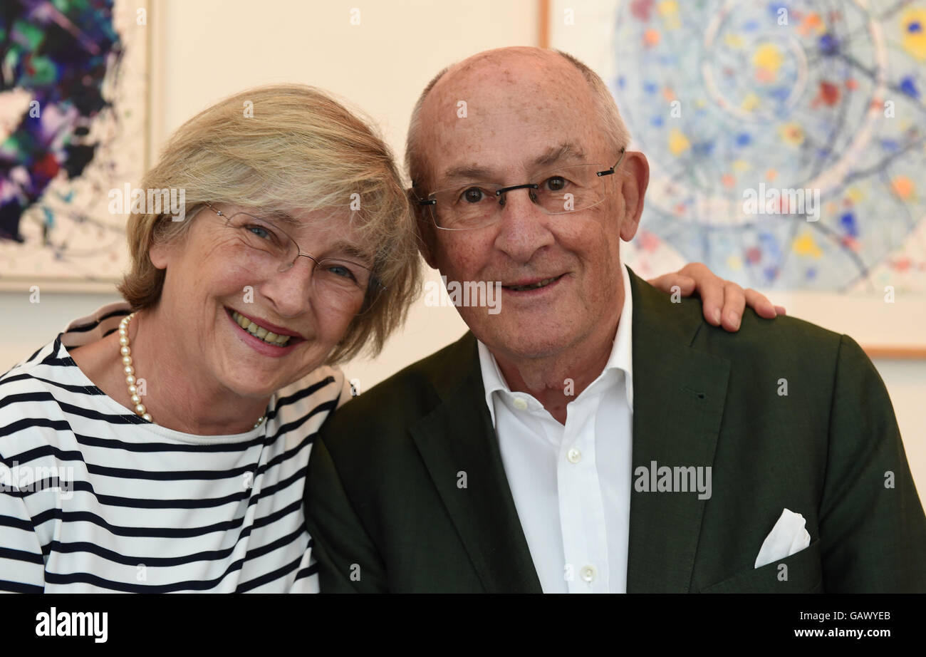 Bremen, Deutschland. 12. Mai 2016. Das SammlerEhepaar Karin und Uwe Hollweg stehend vor Bildern