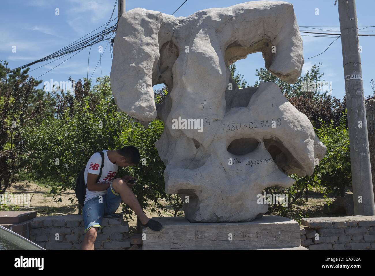 Peking, China. 1. Juli 2016. Ein urban-Dorf, die im Süden der vierten Ring Road in Peking befindet. Die Einheimischen ihre ursprünglichen Hütten abgerissen und 5 oder 6 Etagen des einfachen Gebäuden zu vermieten für Wanderarbeitnehmer als die günstigeren Zimmer mieten von über 600RMB (ca. 60 US-Dollar) gebaut, Wohnung auf der anderen Straßenseite sind für etwa 50 000RMB (ca. USD7497) pro Quadratmeter verkauft. Als gemeinsame Infrastrukturen in städtischen Dörfer sind nicht gut, Wasser und Kanalisation sind das Hauptproblem. © Jiwei Han/ZUMA Draht/Alamy Live-Nachrichten Stockfoto