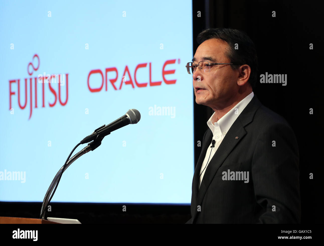 Tokio, Japan. 6. Juli 2016. Japanische Computer Riese Fujitsu-Vorsitzender spricht Masami Yamamoto auf einer Pressekonferenz in Tokio am Mittwoch, 6. Juli 2016 als Fujitsu und amerikanische Cloud Datenbank Service Riese Oracle hat eine neue strategische Partnerschaft zur Enterprise Cloud-Services für Kunden in Japan zu liefern. © Yoshio Tsunoda/AFLO/Alamy Live-Nachrichten Stockfoto