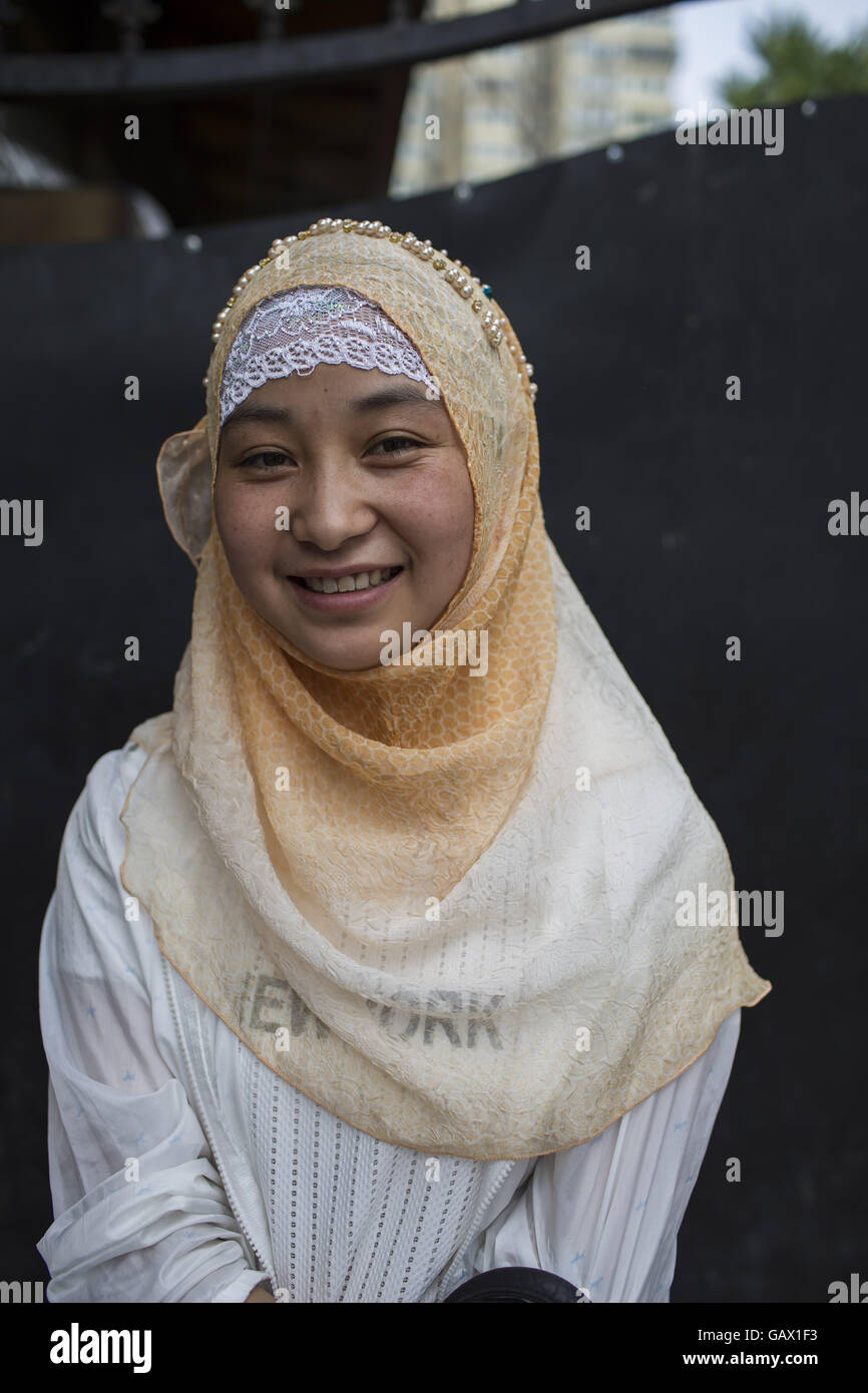 Peking, China. 6. Juli 2016. Muslime auf Niujie Straße, Eid al-Fitr zu feiern. Muslime auf der ganzen Welt feiern das religiöse Fest Eid al-Fitr, die signalisiert das Ende des heiligen Fastenmonats Ramadan. Niujie Moschee ist die älteste Moschee in Peking und im 996 n. Chr. erbaut wurde. Bildnachweis: Jiwei Han/ZUMA Draht/Alamy Live-Nachrichten Stockfoto