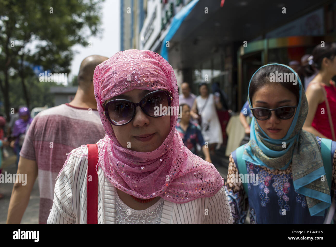 Peking, China. 6. Juli 2016. Muslime auf Niujie Straße, Eid al-Fitr zu feiern. Muslime auf der ganzen Welt feiern das religiöse Fest Eid al-Fitr, die signalisiert das Ende des heiligen Fastenmonats Ramadan. Niujie Moschee ist die älteste Moschee in Peking und im 996 n. Chr. erbaut wurde. Bildnachweis: Jiwei Han/ZUMA Draht/Alamy Live-Nachrichten Stockfoto