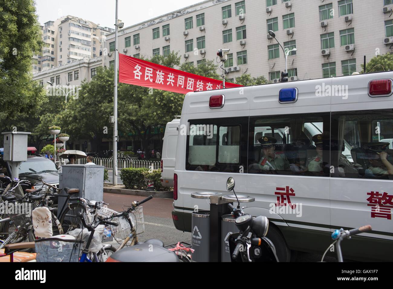 Peking, China. 6. Juli 2016. Bewaffnete Polizei beobachten auf der Niujie-Straße von einem Polizeiauto. Muslime auf der ganzen Welt feiern das religiöse Fest Eid al-Fitr, die signalisiert das Ende des heiligen Fastenmonats Ramadan. Niujie Moschee ist die älteste Moschee in Peking und im 996 n. Chr. erbaut wurde. Bildnachweis: Jiwei Han/ZUMA Draht/Alamy Live-Nachrichten Stockfoto