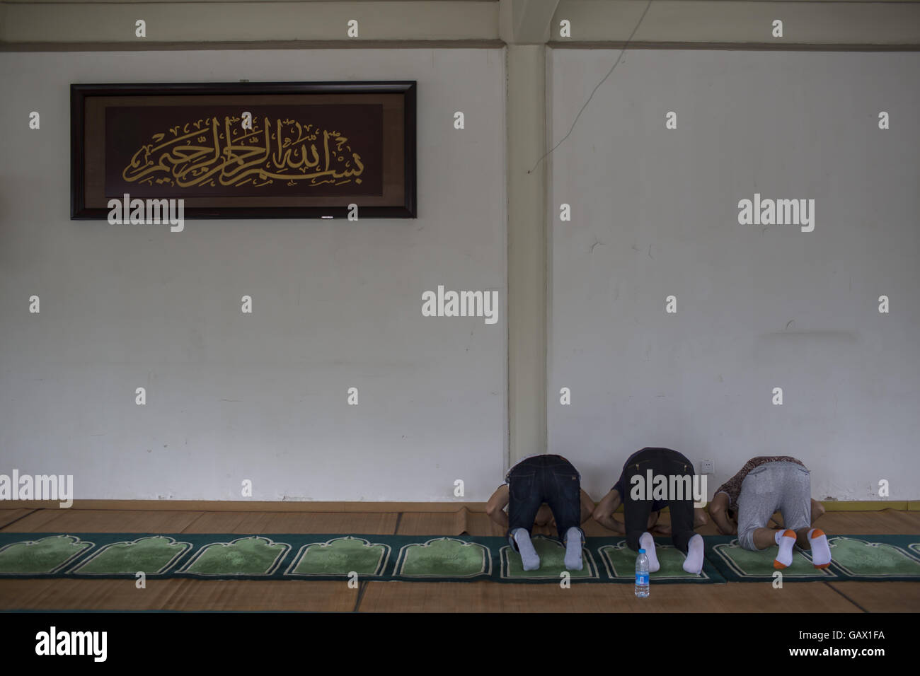 Peking, China. 6. Juli 2016. Muslime beten am ersten Tag des Eid al-Fitr in Niujie-Moschee, die Eid al-Fitr zu feiern. Muslime auf der ganzen Welt feiern das religiöse Fest Eid al-Fitr, die signalisiert das Ende des heiligen Fastenmonats Ramadan. Niujie Moschee ist die älteste Moschee in Peking und im 996 n. Chr. erbaut wurde. Bildnachweis: Jiwei Han/ZUMA Draht/Alamy Live-Nachrichten Stockfoto