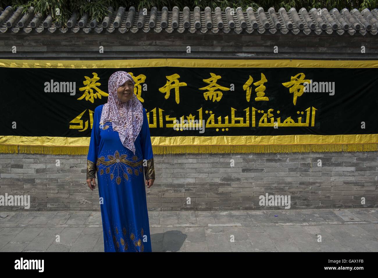 Peking, China. 6. Juli 2016. Muslime auf Niujie Straße, Eid al-Fitr zu feiern. Muslime auf der ganzen Welt feiern das religiöse Fest Eid al-Fitr, die signalisiert das Ende des heiligen Fastenmonats Ramadan. Niujie Moschee ist die älteste Moschee in Peking und im 996 n. Chr. erbaut wurde. Bildnachweis: Jiwei Han/ZUMA Draht/Alamy Live-Nachrichten Stockfoto