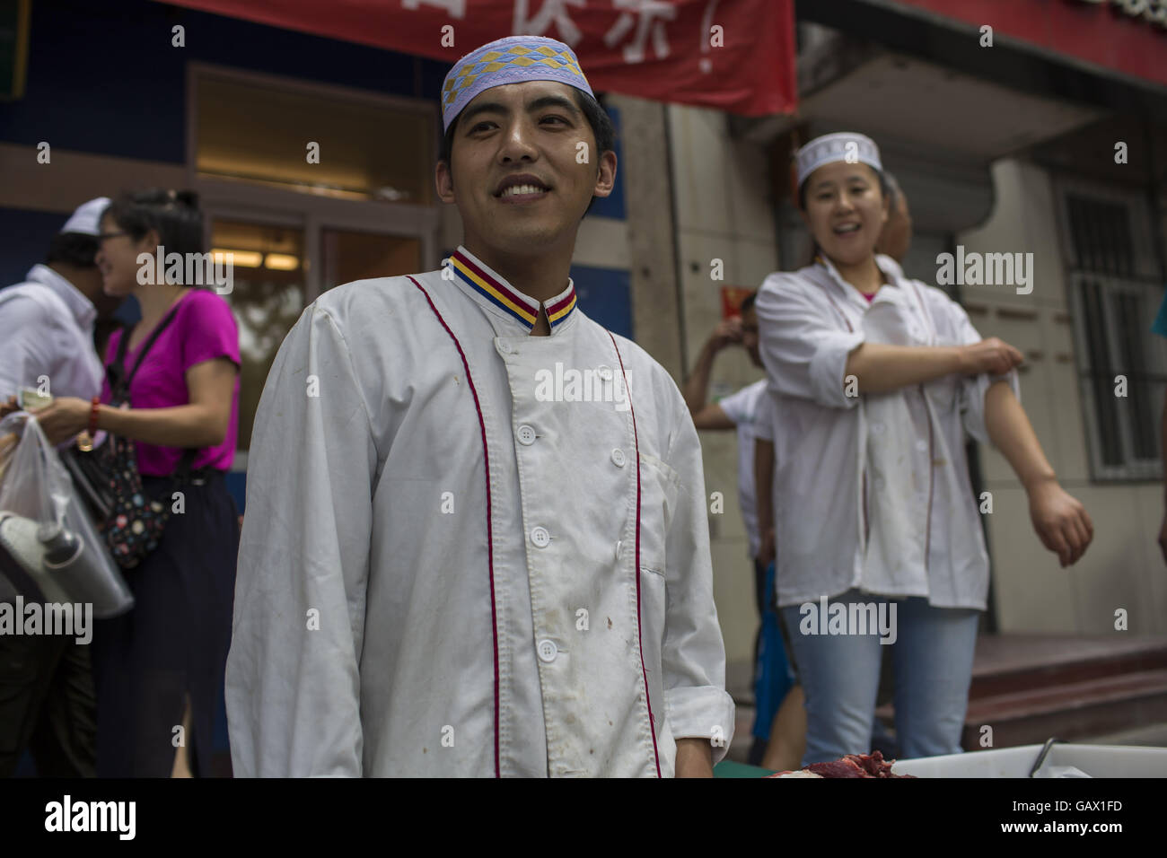 Peking, China. 6. Juli 2016. Muslime auf Niujie Straße, Eid al-Fitr zu feiern. Muslime auf der ganzen Welt feiern das religiöse Fest Eid al-Fitr, die signalisiert das Ende des heiligen Fastenmonats Ramadan. Niujie Moschee ist die älteste Moschee in Peking und im 996 n. Chr. erbaut wurde. Bildnachweis: Jiwei Han/ZUMA Draht/Alamy Live-Nachrichten Stockfoto