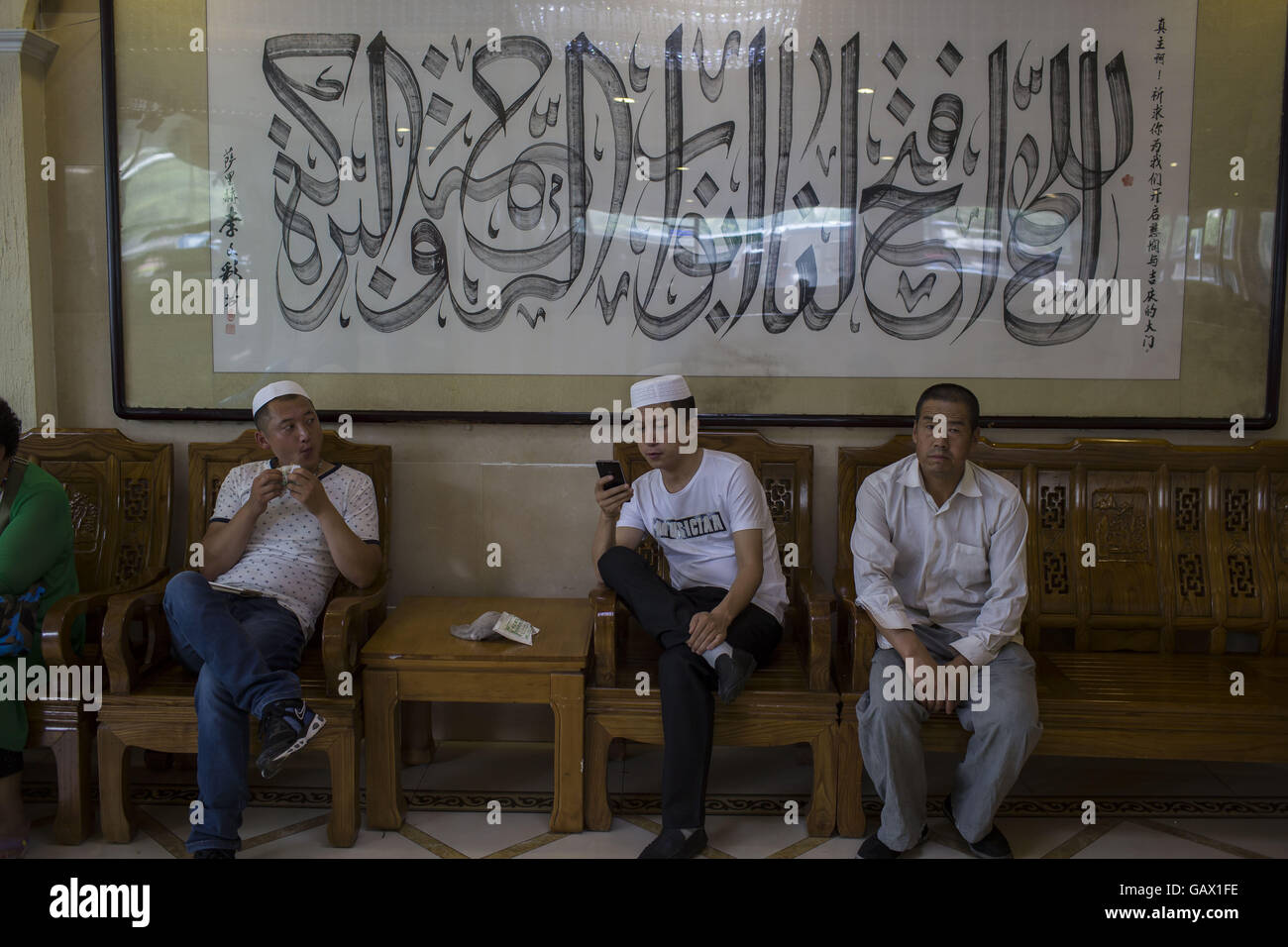 Peking, China. 6. Juli 2016. Muslime in einem Restaurant am Niujie Straße warten. Muslime auf der ganzen Welt feiern das religiöse Fest Eid al-Fitr, die signalisiert das Ende des heiligen Fastenmonats Ramadan. Niujie Moschee ist die älteste Moschee in Peking und im 996 n. Chr. erbaut wurde. Bildnachweis: Jiwei Han/ZUMA Draht/Alamy Live-Nachrichten Stockfoto