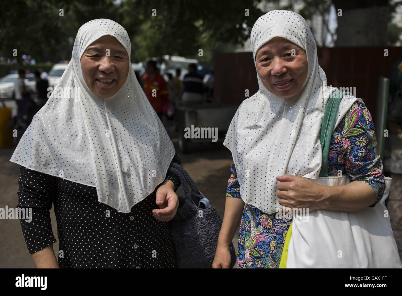 Peking, China. 6. Juli 2016. Muslime auf Niujie Straße, Eid al-Fitr zu feiern. Muslime auf der ganzen Welt feiern das religiöse Fest Eid al-Fitr, die signalisiert das Ende des heiligen Fastenmonats Ramadan. Niujie Moschee ist die älteste Moschee in Peking und im 996 n. Chr. erbaut wurde. Bildnachweis: Jiwei Han/ZUMA Draht/Alamy Live-Nachrichten Stockfoto
