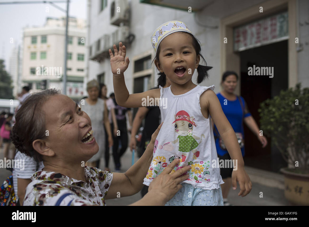 Peking, China. 6. Juli 2016. Muslime auf Niujie Straße, Eid al-Fitr zu feiern. Muslime auf der ganzen Welt feiern das religiöse Fest Eid al-Fitr, die signalisiert das Ende des heiligen Fastenmonats Ramadan. Niujie Moschee ist die älteste Moschee in Peking und im 996 n. Chr. erbaut wurde. Bildnachweis: Jiwei Han/ZUMA Draht/Alamy Live-Nachrichten Stockfoto