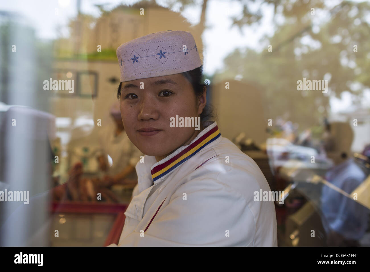 Peking, China. 6. Juli 2016. Muslime auf Niujie Straße, Eid al-Fitr zu feiern. Muslime auf der ganzen Welt feiern das religiöse Fest Eid al-Fitr, die signalisiert das Ende des heiligen Fastenmonats Ramadan. Niujie Moschee ist die älteste Moschee in Peking und im 996 n. Chr. erbaut wurde. Bildnachweis: Jiwei Han/ZUMA Draht/Alamy Live-Nachrichten Stockfoto