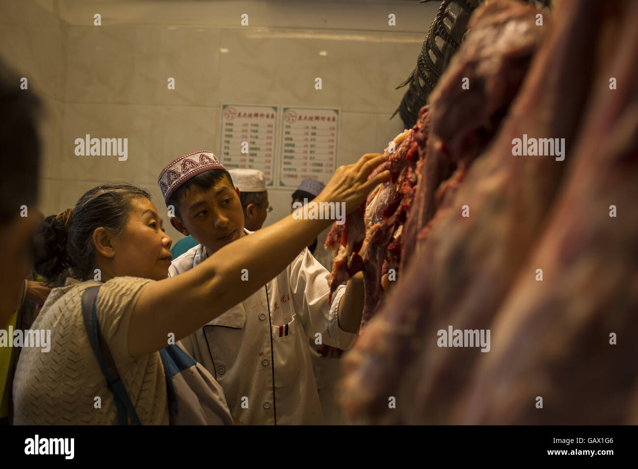 Peking, China. 6. Juli 2016. Muslime Rindfleisch in einem Geschäft in der Niujie Street zu kaufen. Muslime auf der ganzen Welt feiern das religiöse Fest Eid al-Fitr, die signalisiert das Ende des heiligen Fastenmonats Ramadan. Niujie Moschee ist die älteste Moschee in Peking und im 996 n. Chr. erbaut wurde. Bildnachweis: Jiwei Han/ZUMA Draht/Alamy Live-Nachrichten Stockfoto