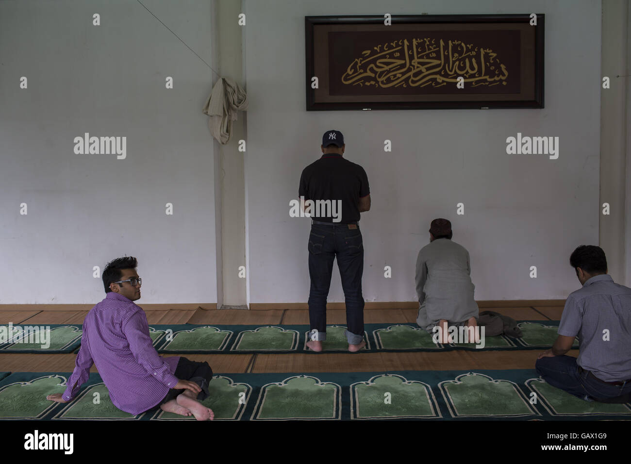 Peking, China. 6. Juli 2016. Muslime beten am ersten Tag des Eid al-Fitr in Niujie-Moschee, die Eid al-Fitr zu feiern. Muslime auf der ganzen Welt feiern das religiöse Fest Eid al-Fitr, die signalisiert das Ende des heiligen Fastenmonats Ramadan. Niujie Moschee ist die älteste Moschee in Peking und im 996 n. Chr. erbaut wurde. Bildnachweis: Jiwei Han/ZUMA Draht/Alamy Live-Nachrichten Stockfoto