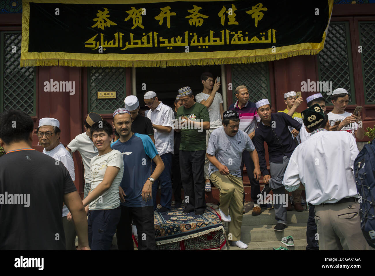 Peking, China. 6. Juli 2016. Muslime zu Fuß vom Zimmer im Niujie Moschee beten, nach Parying. Muslime auf der ganzen Welt feiern das religiöse Fest Eid al-Fitr, die signalisiert das Ende des heiligen Fastenmonats Ramadan. Niujie Moschee ist die älteste Moschee in Peking und im 996 n. Chr. erbaut wurde. Bildnachweis: Jiwei Han/ZUMA Draht/Alamy Live-Nachrichten Stockfoto