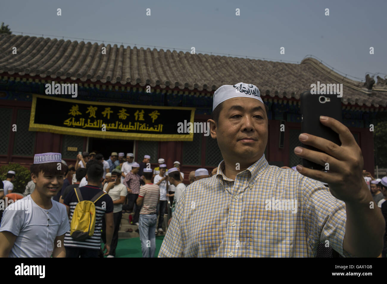 Peking, China. 6. Juli 2016. Muslime warten am Niujie-Moschee, die Eid al-Fitr zu feiern. Muslime auf der ganzen Welt feiern das religiöse Fest Eid al-Fitr, die signalisiert das Ende des heiligen Fastenmonats Ramadan. Niujie Moschee ist die älteste Moschee in Peking und im 996 n. Chr. erbaut wurde. Bildnachweis: Jiwei Han/ZUMA Draht/Alamy Live-Nachrichten Stockfoto
