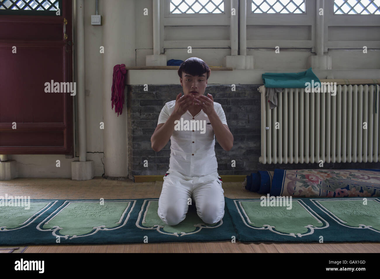 Peking, China. 6. Juli 2016. Muslime beten am ersten Tag des Eid al-Fitr in Niujie-Moschee, die Eid al-Fitr zu feiern. Muslime auf der ganzen Welt feiern das religiöse Fest Eid al-Fitr, die signalisiert das Ende des heiligen Fastenmonats Ramadan. Niujie Moschee ist die älteste Moschee in Peking und im 996 n. Chr. erbaut wurde. Bildnachweis: Jiwei Han/ZUMA Draht/Alamy Live-Nachrichten Stockfoto