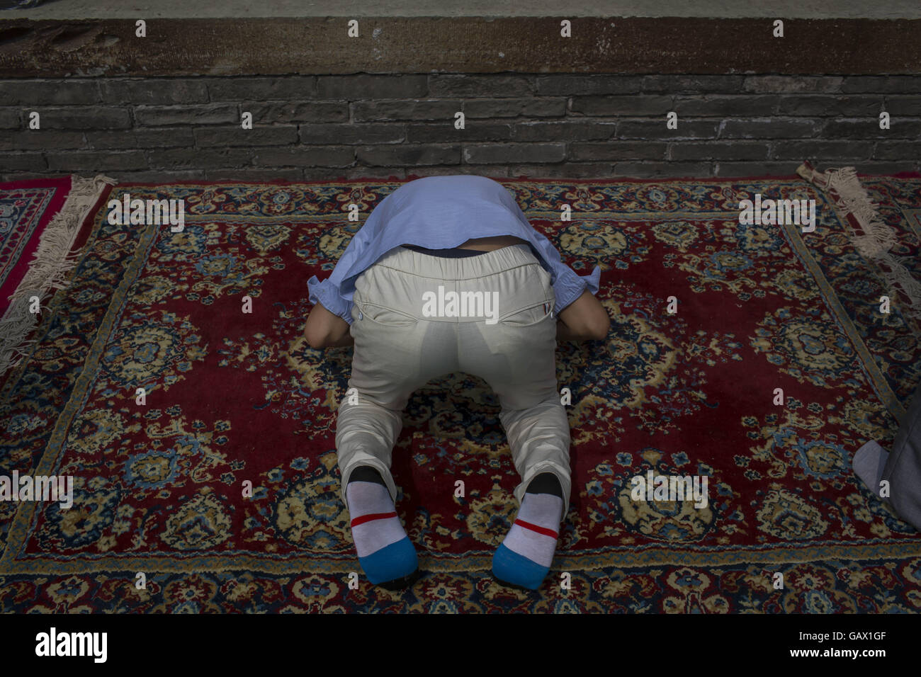 Peking, China. 6. Juli 2016. Muslime beten am ersten Tag des Eid al-Fitr in Niujie-Moschee, die Eid al-Fitr zu feiern. Muslime auf der ganzen Welt feiern das religiöse Fest Eid al-Fitr, die signalisiert das Ende des heiligen Fastenmonats Ramadan. Niujie Moschee ist die älteste Moschee in Peking und im 996 n. Chr. erbaut wurde. Bildnachweis: Jiwei Han/ZUMA Draht/Alamy Live-Nachrichten Stockfoto