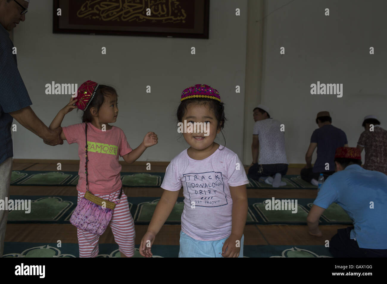 Peking, China. 6. Juli 2016. Kinder spielen am Niujie-Moschee, die Eid al-Fitr zu feiern. Muslime auf der ganzen Welt feiern das religiöse Fest Eid al-Fitr, die signalisiert das Ende des heiligen Fastenmonats Ramadan. Niujie Moschee ist die älteste Moschee in Peking und im 996 n. Chr. erbaut wurde. Bildnachweis: Jiwei Han/ZUMA Draht/Alamy Live-Nachrichten Stockfoto