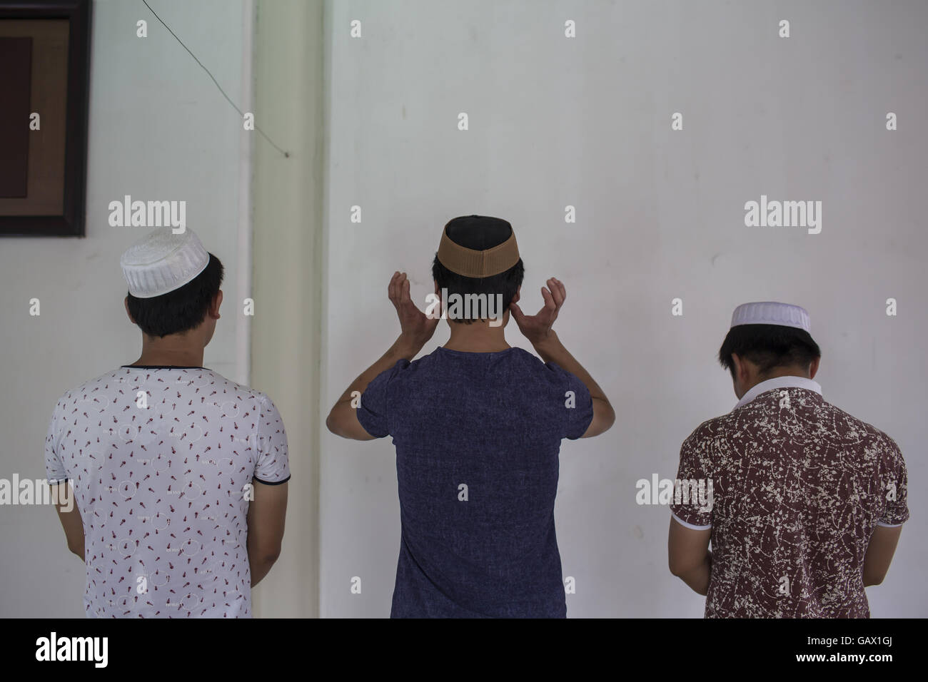 Peking, China. 6. Juli 2016. Muslime beten am ersten Tag des Eid al-Fitr in Niujie-Moschee, die Eid al-Fitr zu feiern. Muslime auf der ganzen Welt feiern das religiöse Fest Eid al-Fitr, die signalisiert das Ende des heiligen Fastenmonats Ramadan. Niujie Moschee ist die älteste Moschee in Peking und im 996 n. Chr. erbaut wurde. Bildnachweis: Jiwei Han/ZUMA Draht/Alamy Live-Nachrichten Stockfoto