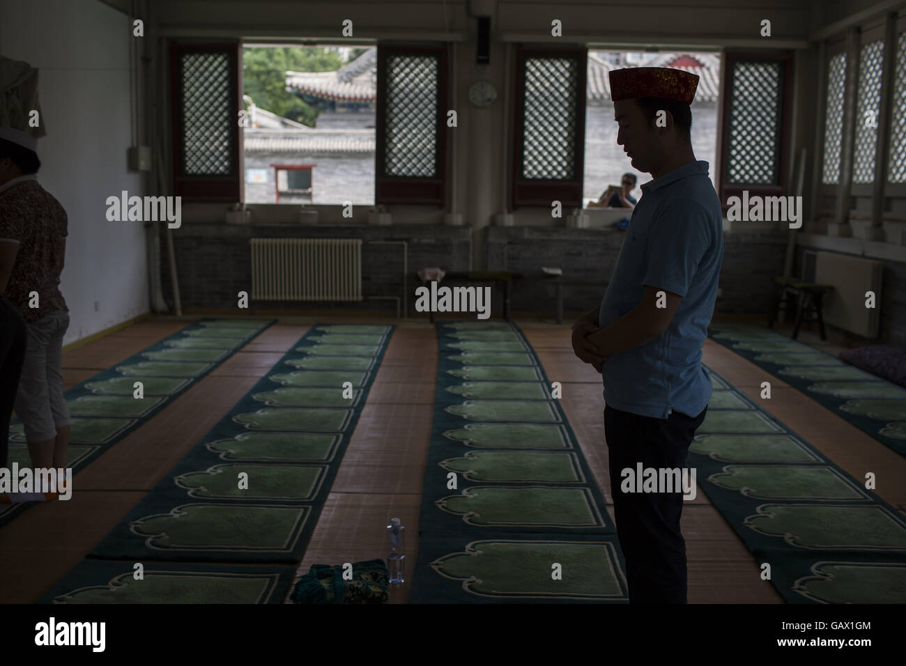 Peking, China. 6. Juli 2016. Muslime beten am ersten Tag des Eid al-Fitr in Niujie-Moschee, die Eid al-Fitr zu feiern. Muslime auf der ganzen Welt feiern das religiöse Fest Eid al-Fitr, die signalisiert das Ende des heiligen Fastenmonats Ramadan. Niujie Moschee ist die älteste Moschee in Peking und im 996 n. Chr. erbaut wurde. Bildnachweis: Jiwei Han/ZUMA Draht/Alamy Live-Nachrichten Stockfoto