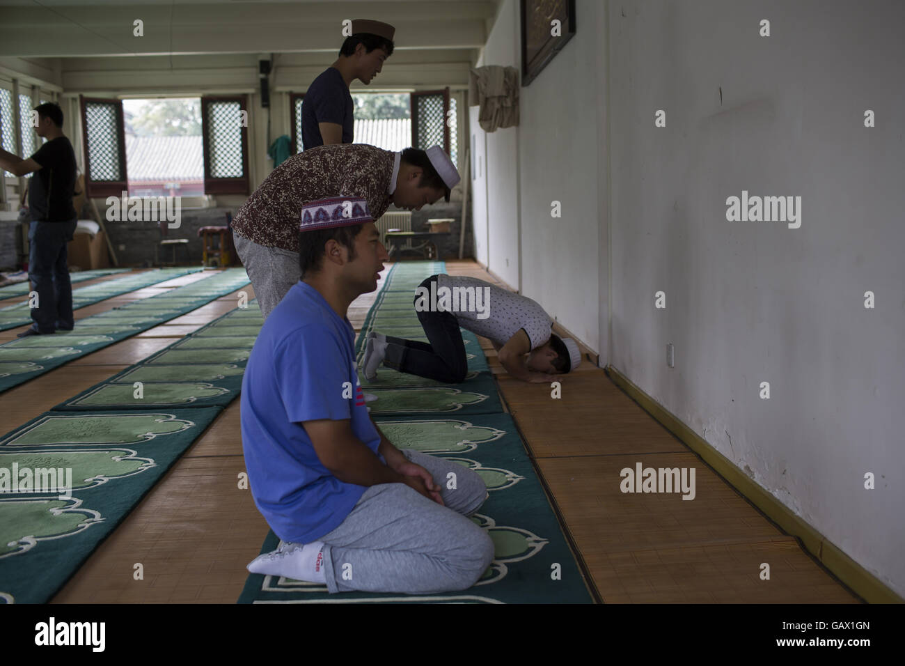 Peking, China. 6. Juli 2016. Muslime beten am ersten Tag des Eid al-Fitr in Niujie-Moschee, die Eid al-Fitr zu feiern. Muslime auf der ganzen Welt feiern das religiöse Fest Eid al-Fitr, die signalisiert das Ende des heiligen Fastenmonats Ramadan. Niujie Moschee ist die älteste Moschee in Peking und im 996 n. Chr. erbaut wurde. Bildnachweis: Jiwei Han/ZUMA Draht/Alamy Live-Nachrichten Stockfoto