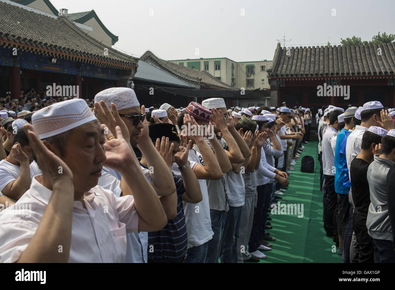 Peking, China. 6. Juli 2016. Muslime beten am ersten Tag des Eid al-Fitr in Niujie-Moschee, die Eid al-Fitr zu feiern. Muslime auf der ganzen Welt feiern das religiöse Fest Eid al-Fitr, die signalisiert das Ende des heiligen Fastenmonats Ramadan. Niujie Moschee ist die älteste Moschee in Peking und im 996 n. Chr. erbaut wurde. Bildnachweis: Jiwei Han/ZUMA Draht/Alamy Live-Nachrichten Stockfoto