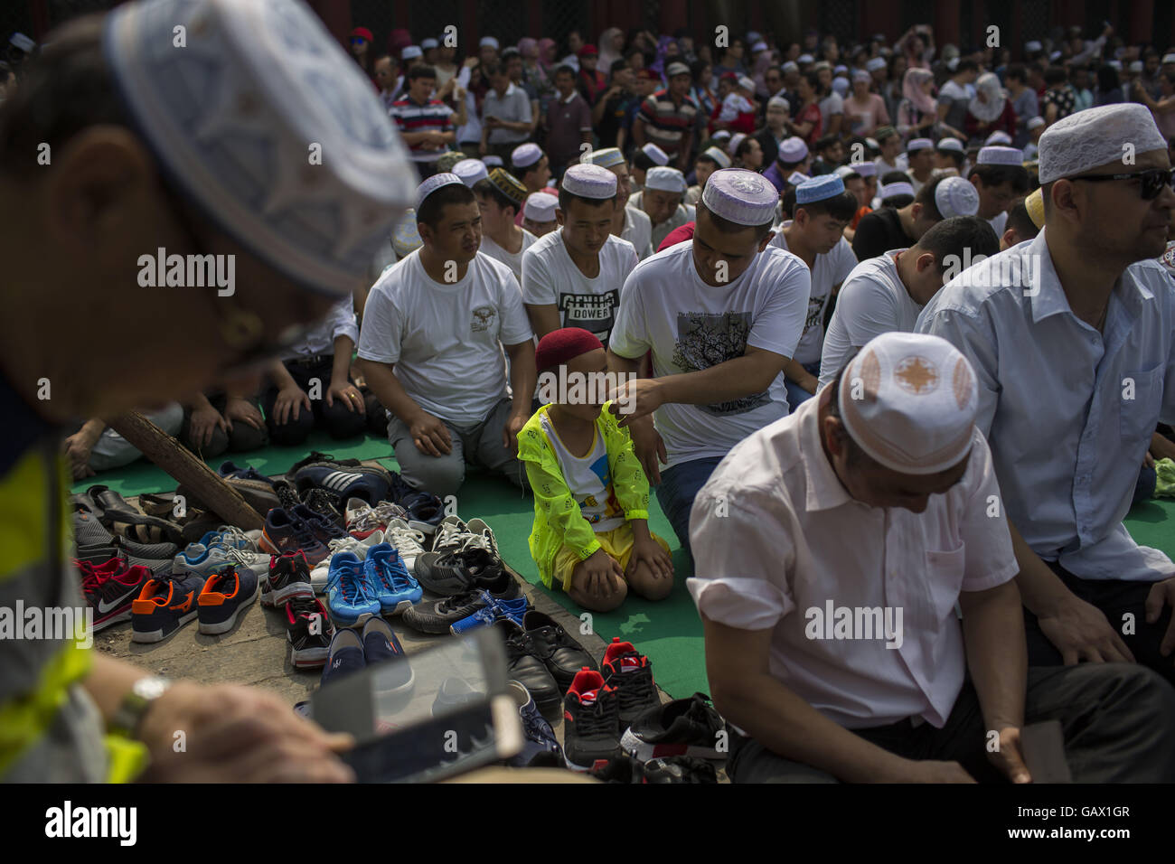 Peking, China. 6. Juli 2016. Muslime beten am ersten Tag des Eid al-Fitr in Niujie-Moschee, die Eid al-Fitr zu feiern. Muslime auf der ganzen Welt feiern das religiöse Fest Eid al-Fitr, die signalisiert das Ende des heiligen Fastenmonats Ramadan. Niujie Moschee ist die älteste Moschee in Peking und im 996 n. Chr. erbaut wurde. Bildnachweis: Jiwei Han/ZUMA Draht/Alamy Live-Nachrichten Stockfoto