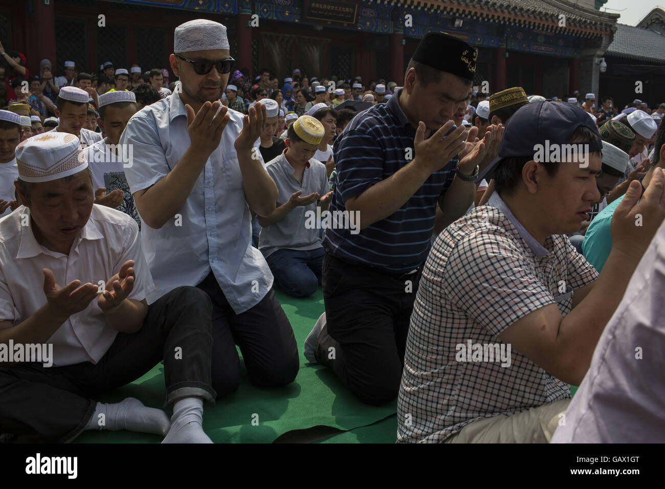 Peking, China. 6. Juli 2016. Muslime beten am ersten Tag des Eid al-Fitr in Niujie-Moschee, die Eid al-Fitr zu feiern. Muslime auf der ganzen Welt feiern das religiöse Fest Eid al-Fitr, die signalisiert das Ende des heiligen Fastenmonats Ramadan. Niujie Moschee ist die älteste Moschee in Peking und im 996 n. Chr. erbaut wurde. Bildnachweis: Jiwei Han/ZUMA Draht/Alamy Live-Nachrichten Stockfoto