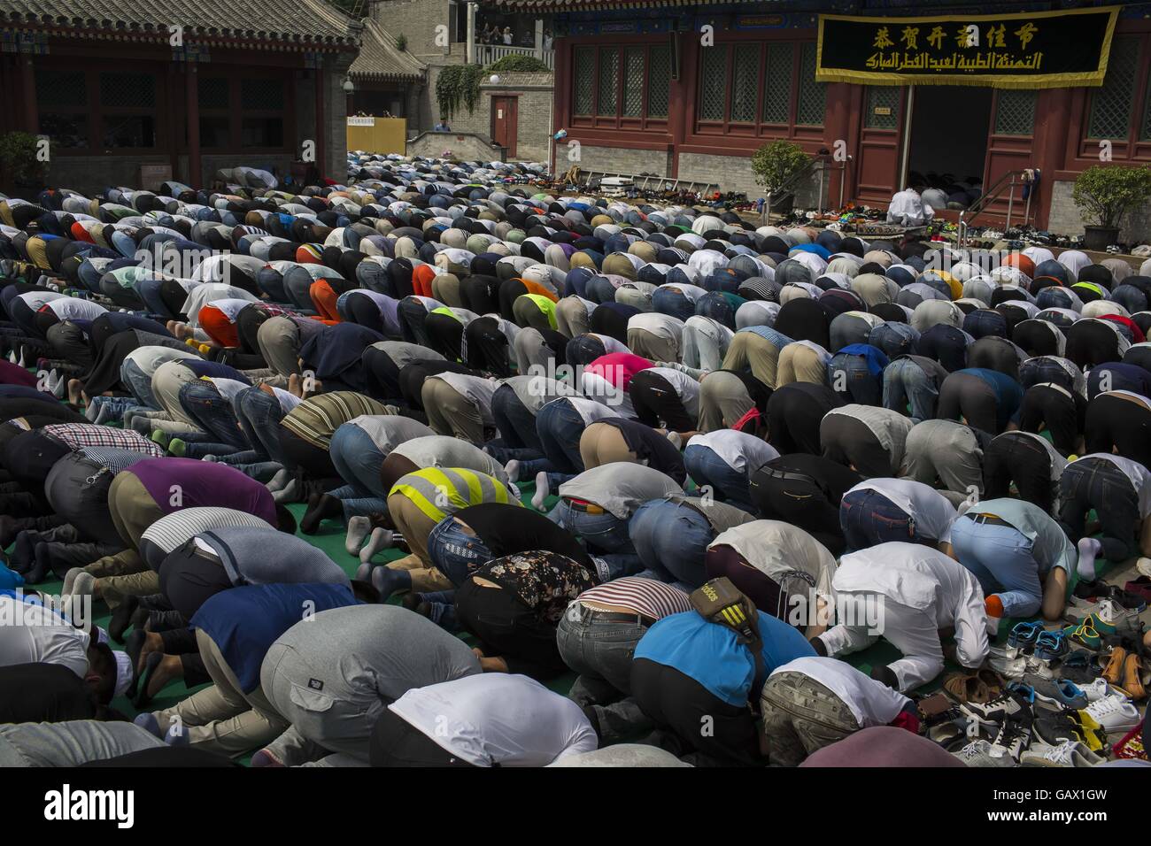 Peking, China. 6. Juli 2016. Muslime beten am ersten Tag des Eid al-Fitr in Niujie-Moschee, die Eid al-Fitr zu feiern. Muslime auf der ganzen Welt feiern das religiöse Fest Eid al-Fitr, die signalisiert das Ende des heiligen Fastenmonats Ramadan. Niujie Moschee ist die älteste Moschee in Peking und im 996 n. Chr. erbaut wurde. Bildnachweis: Jiwei Han/ZUMA Draht/Alamy Live-Nachrichten Stockfoto