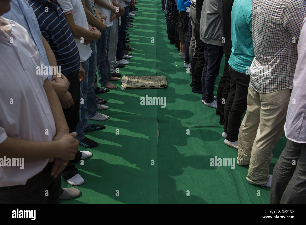 Peking, China. 6. Juli 2016. Muslime beten am ersten Tag des Eid al-Fitr in Niujie-Moschee, die Eid al-Fitr zu feiern. Muslime auf der ganzen Welt feiern das religiöse Fest Eid al-Fitr, die signalisiert das Ende des heiligen Fastenmonats Ramadan. Niujie Moschee ist die älteste Moschee in Peking und im 996 n. Chr. erbaut wurde. Bildnachweis: Jiwei Han/ZUMA Draht/Alamy Live-Nachrichten Stockfoto