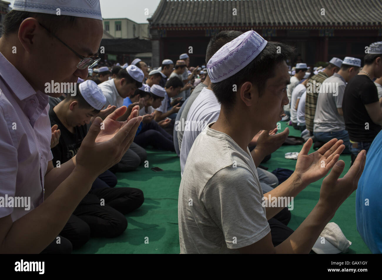 Peking, China. 6. Juli 2016. Muslime beten am ersten Tag des Eid al-Fitr in Niujie-Moschee, die Eid al-Fitr zu feiern. Muslime auf der ganzen Welt feiern das religiöse Fest Eid al-Fitr, die signalisiert das Ende des heiligen Fastenmonats Ramadan. Niujie Moschee ist die älteste Moschee in Peking und im 996 n. Chr. erbaut wurde. Bildnachweis: Jiwei Han/ZUMA Draht/Alamy Live-Nachrichten Stockfoto