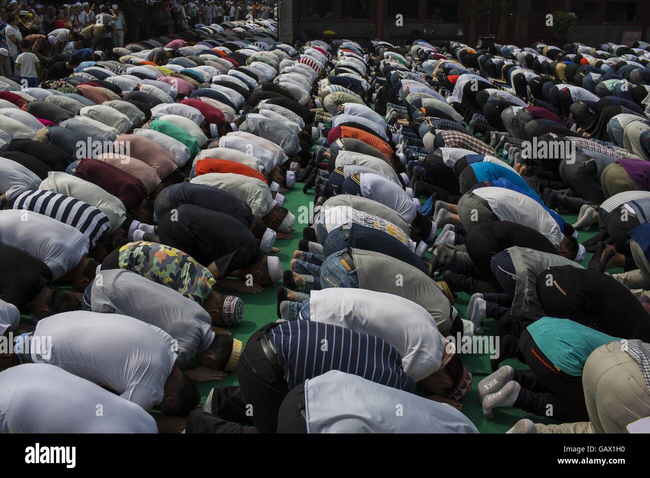 Peking, China. 6. Juli 2016. Muslime beten am ersten Tag des Eid al-Fitr in Niujie-Moschee, die Eid al-Fitr zu feiern. Muslime auf der ganzen Welt feiern das religiöse Fest Eid al-Fitr, die signalisiert das Ende des heiligen Fastenmonats Ramadan. Niujie Moschee ist die älteste Moschee in Peking und im 996 n. Chr. erbaut wurde. Bildnachweis: Jiwei Han/ZUMA Draht/Alamy Live-Nachrichten Stockfoto