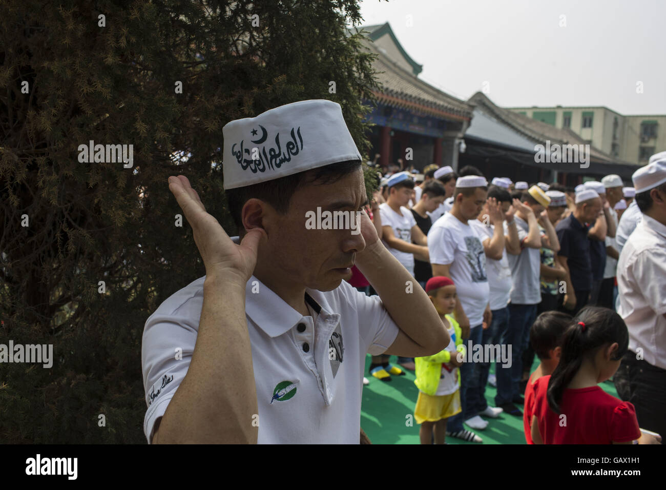 Peking, China. 6. Juli 2016. Muslime beten am ersten Tag des Eid al-Fitr in Niujie-Moschee, die Eid al-Fitr zu feiern. Muslime auf der ganzen Welt feiern das religiöse Fest Eid al-Fitr, die signalisiert das Ende des heiligen Fastenmonats Ramadan. Niujie Moschee ist die älteste Moschee in Peking und im 996 n. Chr. erbaut wurde. Bildnachweis: Jiwei Han/ZUMA Draht/Alamy Live-Nachrichten Stockfoto