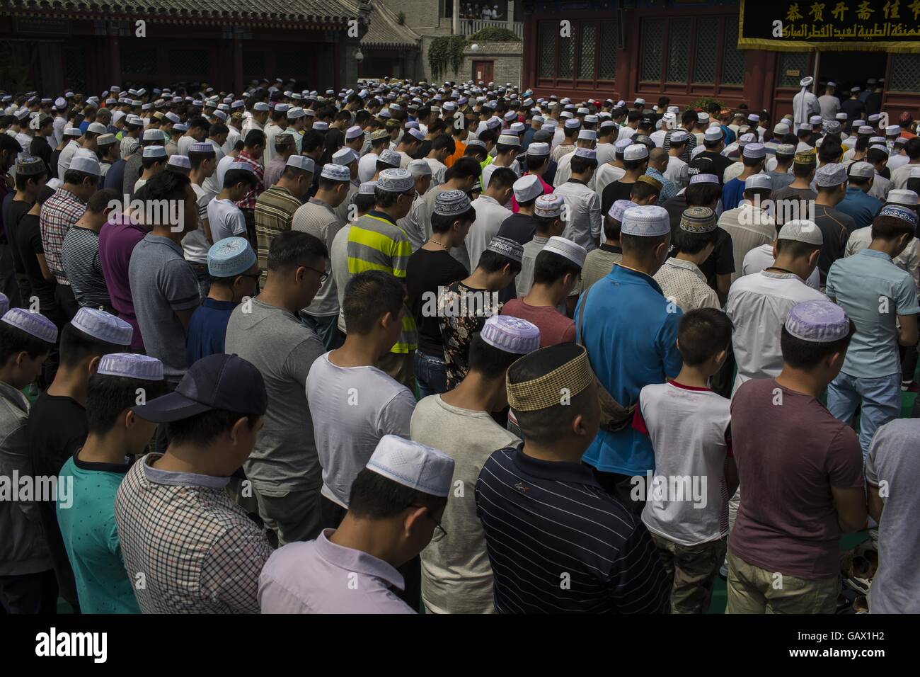 Peking, China. 6. Juli 2016. Muslime beten am ersten Tag des Eid al-Fitr in Niujie-Moschee, die Eid al-Fitr zu feiern. Muslime auf der ganzen Welt feiern das religiöse Fest Eid al-Fitr, die signalisiert das Ende des heiligen Fastenmonats Ramadan. Niujie Moschee ist die älteste Moschee in Peking und im 996 n. Chr. erbaut wurde. Bildnachweis: Jiwei Han/ZUMA Draht/Alamy Live-Nachrichten Stockfoto