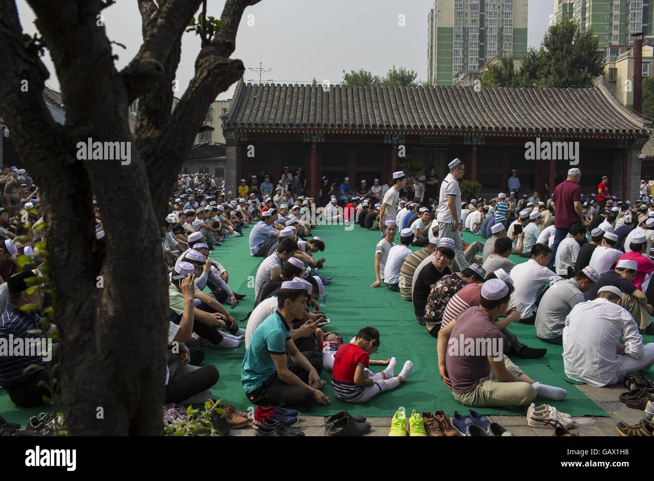Peking, China. 6. Juli 2016. Muslime warten am Niujie-Moschee, die Eid al-Fitr zu feiern. Muslime auf der ganzen Welt feiern das religiöse Fest Eid al-Fitr, die signalisiert das Ende des heiligen Fastenmonats Ramadan. Niujie Moschee ist die älteste Moschee in Peking und im 996 n. Chr. erbaut wurde. Bildnachweis: Jiwei Han/ZUMA Draht/Alamy Live-Nachrichten Stockfoto