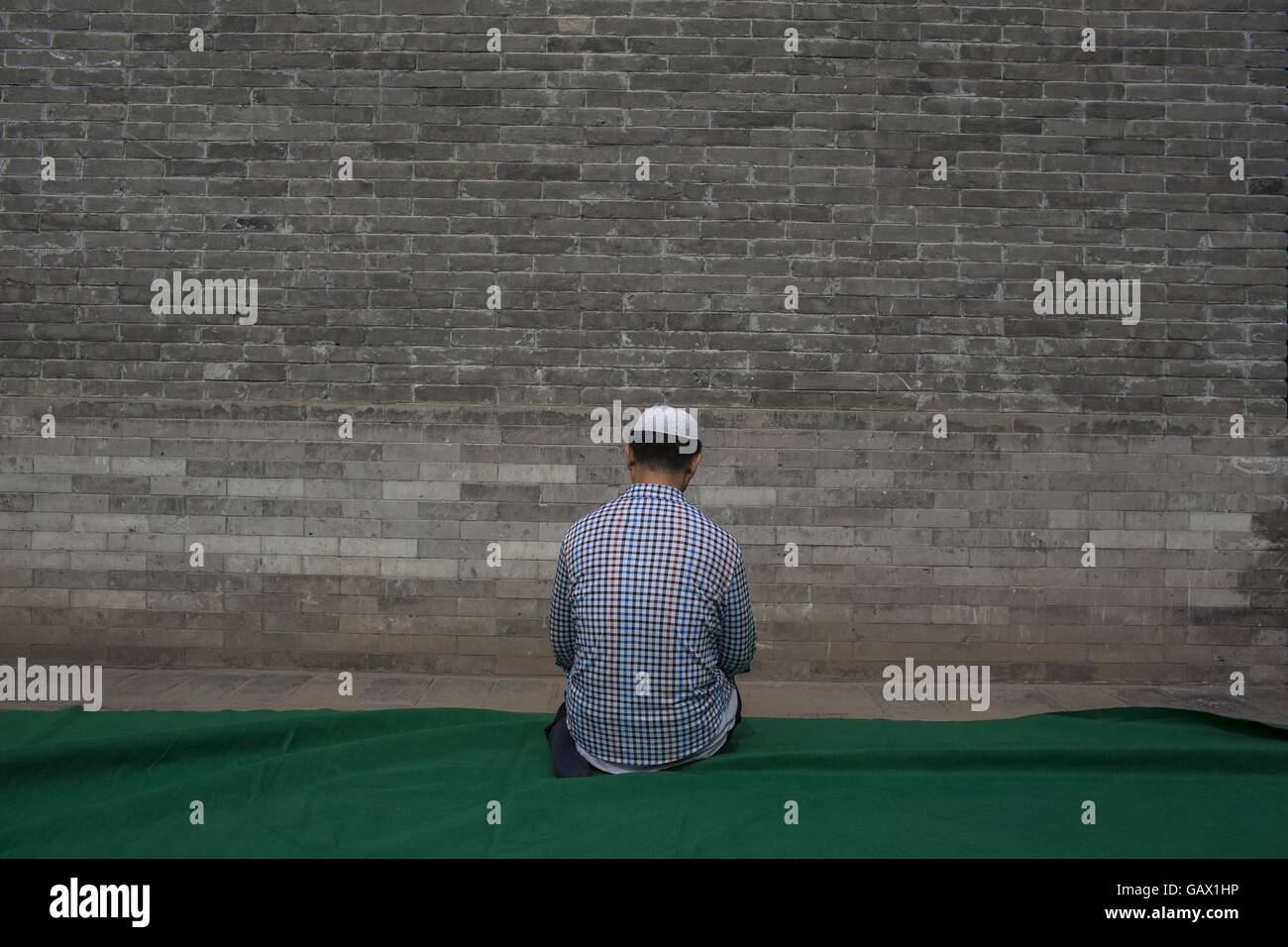 Peking, China. 6. Juli 2016. Muslime beten am ersten Tag des Eid al-Fitr in Niujie-Moschee, die Eid al-Fitr zu feiern. Muslime auf der ganzen Welt feiern das religiöse Fest Eid al-Fitr, die signalisiert das Ende des heiligen Fastenmonats Ramadan. Niujie Moschee ist die älteste Moschee in Peking und im 996 n. Chr. erbaut wurde. Bildnachweis: Jiwei Han/ZUMA Draht/Alamy Live-Nachrichten Stockfoto