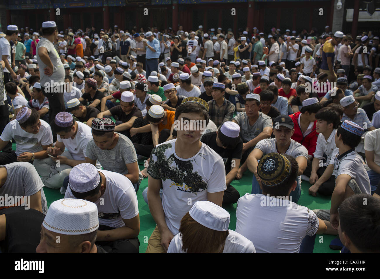 Peking, China. 6. Juli 2016. Muslime warten am Niujie-Moschee, die Eid al-Fitr zu feiern. Muslime auf der ganzen Welt feiern das religiöse Fest Eid al-Fitr, die signalisiert das Ende des heiligen Fastenmonats Ramadan. Niujie Moschee ist die älteste Moschee in Peking und im 996 n. Chr. erbaut wurde. Bildnachweis: Jiwei Han/ZUMA Draht/Alamy Live-Nachrichten Stockfoto