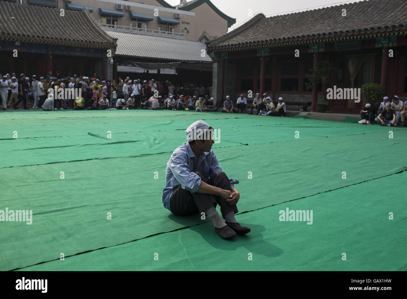 Peking, China. 6. Juli 2016. Muslime beten am ersten Tag des Eid al-Fitr in Niujie-Moschee, die Eid al-Fitr zu feiern. Muslime auf der ganzen Welt feiern das religiöse Fest Eid al-Fitr, die signalisiert das Ende des heiligen Fastenmonats Ramadan. Niujie Moschee ist die älteste Moschee in Peking und im 996 n. Chr. erbaut wurde. Bildnachweis: Jiwei Han/ZUMA Draht/Alamy Live-Nachrichten Stockfoto