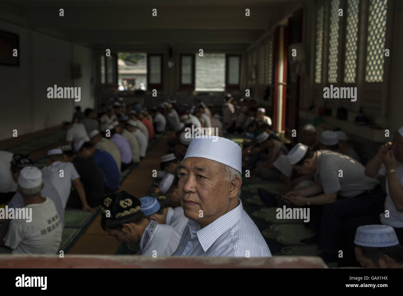 Peking, China. 6. Juli 2016. Muslime warten am Niujie-Moschee, die Eid al-Fitr zu feiern. Muslime auf der ganzen Welt feiern das religiöse Fest Eid al-Fitr, die signalisiert das Ende des heiligen Fastenmonats Ramadan. Niujie Moschee ist die älteste Moschee in Peking und im 996 n. Chr. erbaut wurde. Bildnachweis: Jiwei Han/ZUMA Draht/Alamy Live-Nachrichten Stockfoto