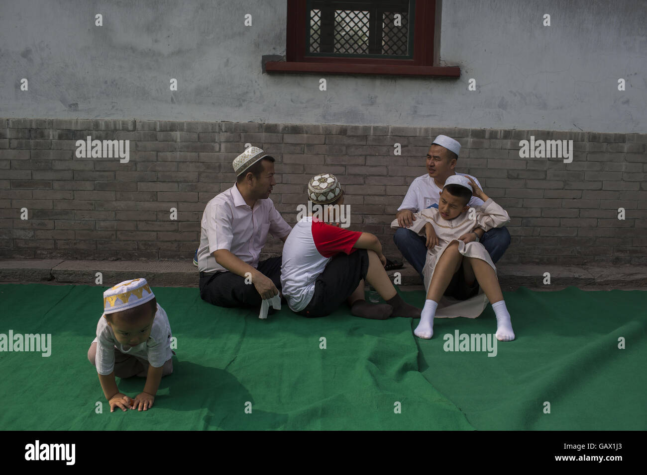 Peking, China. 6. Juli 2016. Muslime warten am Niujie-Moschee, die Eid al-Fitr zu feiern. Muslime auf der ganzen Welt feiern das religiöse Fest Eid al-Fitr, die signalisiert das Ende des heiligen Fastenmonats Ramadan. Niujie Moschee ist die älteste Moschee in Peking und im 996 n. Chr. erbaut wurde. Bildnachweis: Jiwei Han/ZUMA Draht/Alamy Live-Nachrichten Stockfoto